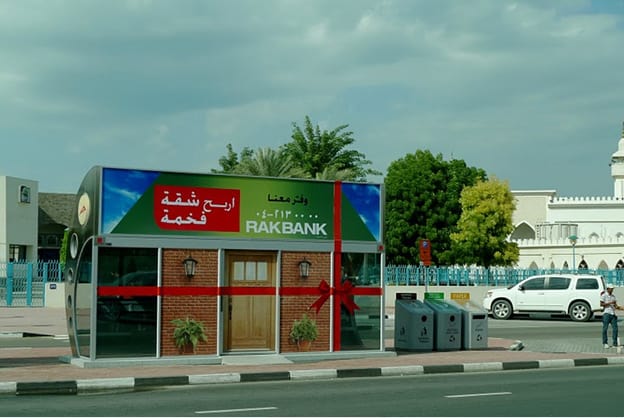 إعلان مأوى لمحطة الحافلات في دبي ، الإمارات العربية المتحدة 
